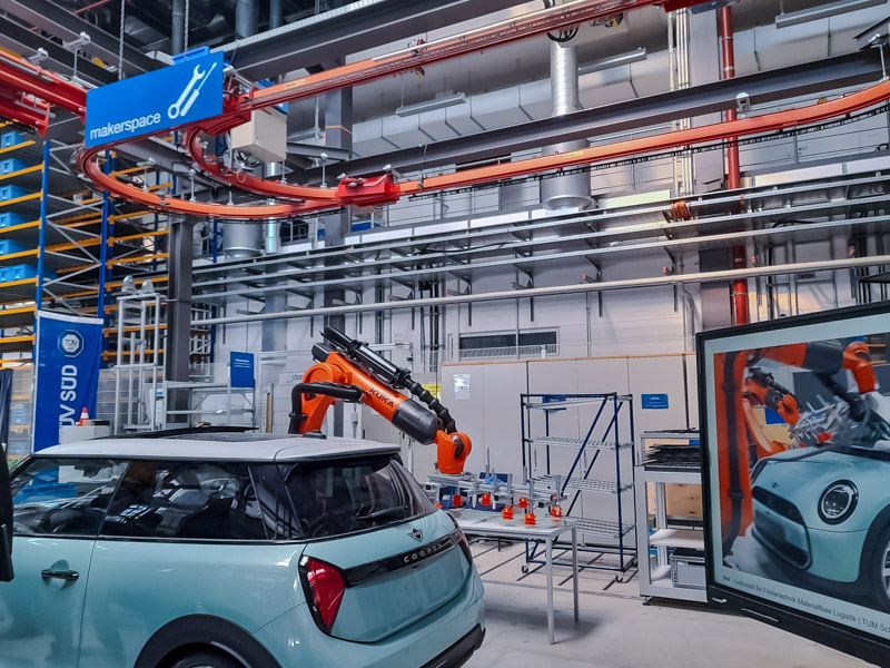 Ein KUKA Roboter in der Automobilindustrie.
