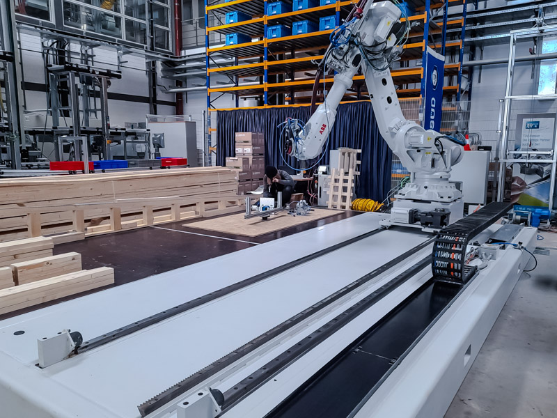 Mensch und Maschine arbeiten Hand in Hand. Der Roboterarm unterstützt den Handwerker bei der präzisen Bearbeitung des Holzes, was zu einer effizienteren Produktion führt. Ein eindrucksvolles Beispiel für die erfolgreiche Zusammenarbeit zwischen Mensch und Technologie.