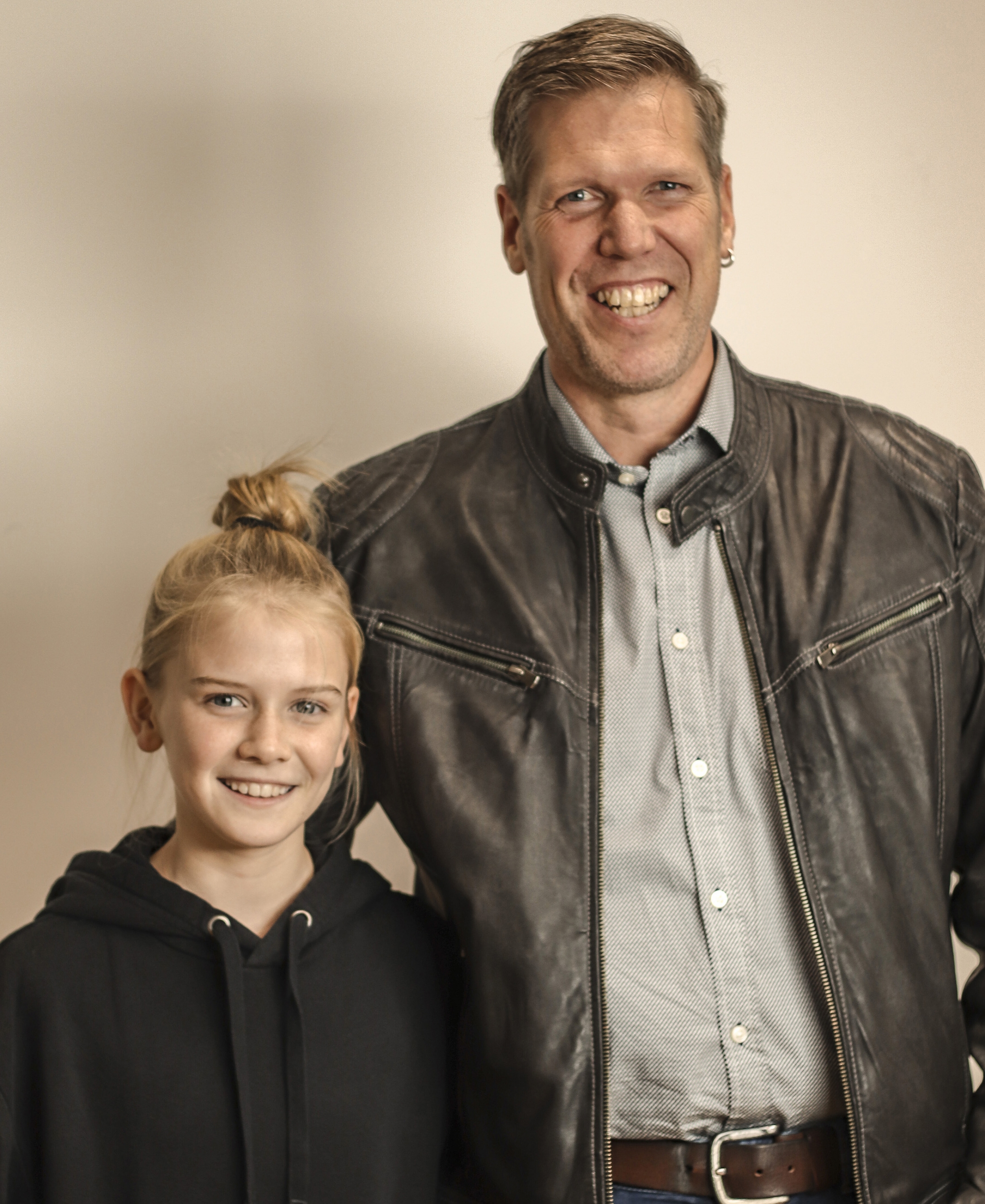 CIM GmbH is giving its support to the charity run organised by Maisach’s secondary school. In the illustration: CIM’s Markus Schwarz with his daughter Julia.